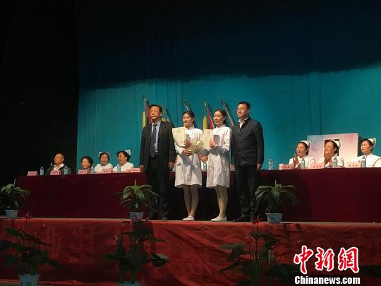 山西医科大学晋祠学院举行护士节授帽仪式。 杨静 摄