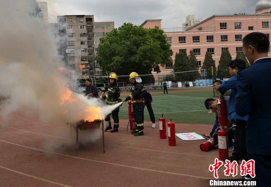图为灭火演练。 刘玉桃 摄