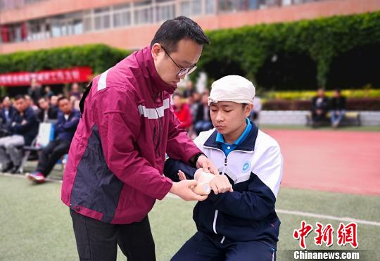 图为包扎伤口示范。 刘玉桃 摄