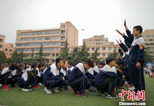 兰州学子体验“灾难现场”逃生掌握生存技能冀当“保护伞”