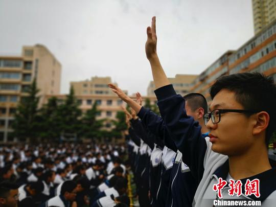 图为地震时应急疏散。 刘玉桃 摄