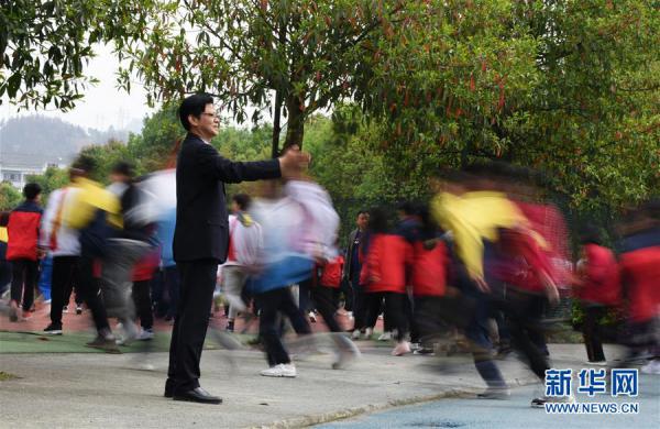 (新华全媒头条·图文互动)(1)少年锦时,有师如父——记浙江对口帮扶教师、贵州台江“名校长爸爸”陈立群