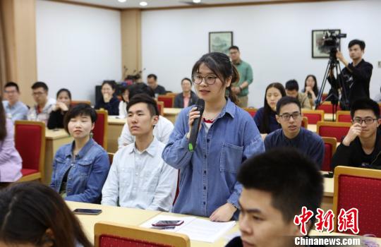 学生向费林加教授提问。供图