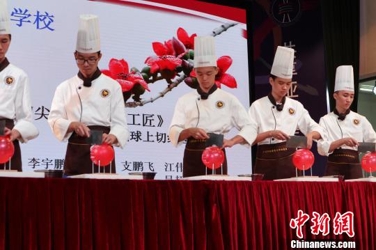 现场表演气球上切肉丝 卢育辛 摄