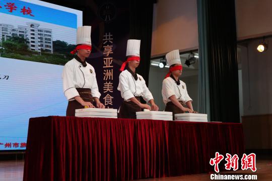 现场表演蒙眼切蓑衣花刀 卢育辛 摄