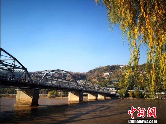 图为2018年10月底黄河兰州段秋色。(资料图) 杨艳敏 摄