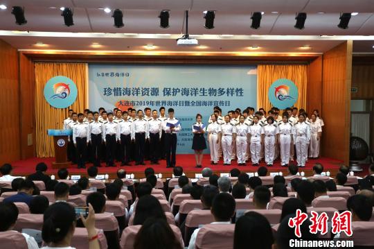 图为学生宣读倡议书。 詹劼 摄