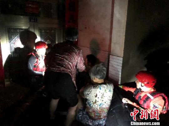 天灾无情人有情浙江江山抗洪救灾现“温情一幕”