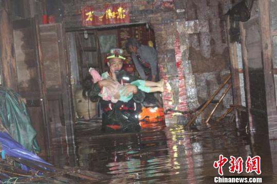 “公主抱” 崔友成 摄