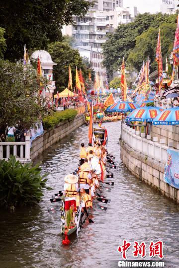 今天农历五月初五端午节,广佛两地龙舟巡游荔枝湾。 钟欣 摄