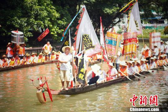 今天农历五月初五端午节,“白须飘飘”佛山盐步老龙舟到广州荔湾探望“契仔”(干儿子)。 蔡铭 摄