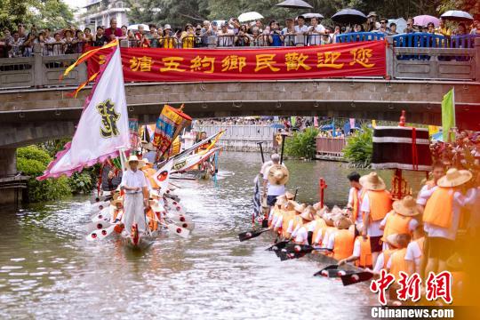 今天农历五月初五端午节,佛山盐步老龙带领广佛两地龙舟巡游荔枝湾。 钟欣 摄