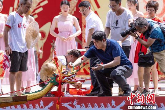 今天农历五月初五端午节,广州荔湾区举办龙舟点睛仪式。 钟欣 摄