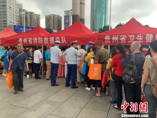 图为市民排队参与现场宣传活动。袁超 摄