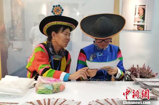 图为非物质文化遗产项目土族盘绣的传承人李发秀正在教徒弟绣制盘绣。(图左为李发秀) 鲁丹阳 摄