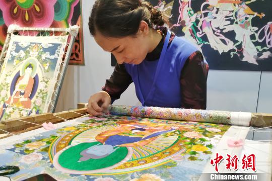 青海高原妇女用巧手创造“指尖经济”