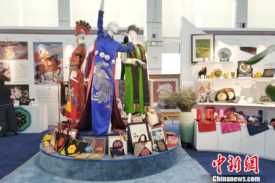 图为以“锦绣江源·溢彩指尖”为主题的深山集市展览中展出的青海民间服饰、手工艺品、装饰品等。 鲁丹阳 摄