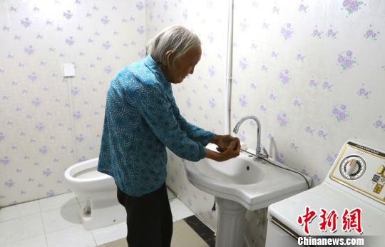 图为村民使用冲水式厕所。 马爱彬 摄