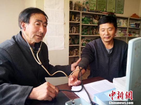 甘肃环县乡村医生:“赤脚”行医40载服务村里四代人