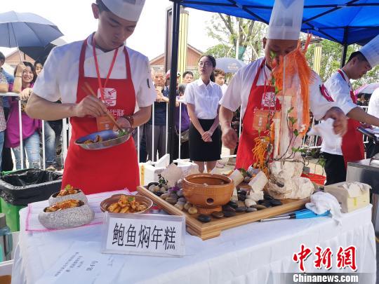 图为“花式”炒年糕。 俞临新 摄