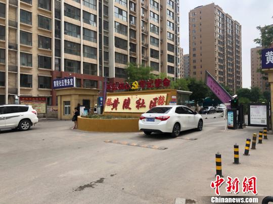 记者走访了试点社区小店区黄陵社区,进门处,车辆门禁和行人门禁严格区分,井然有序。 屈丽霞 摄