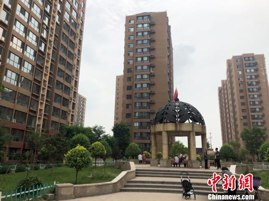 黄陵社区内,老人们三五成群,在楼下纳凉,小孩们奔跑玩耍。 屈丽霞 摄