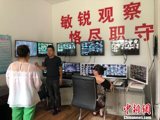 黄陵社区安装了高空抛物摄像头,全天对社区全部窗口进行监控。 屈丽霞 摄