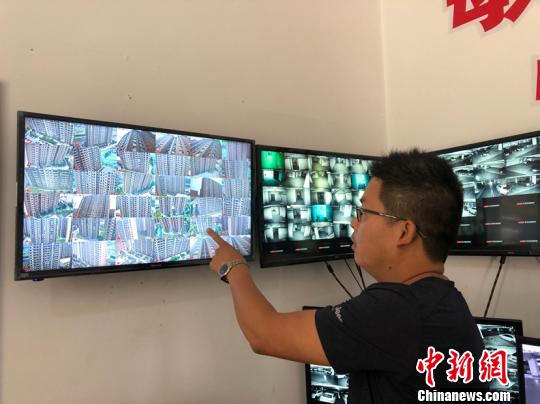 黄陵社区安装了高空抛物摄像头,全天对社区全部窗口进行监控。 屈丽霞 摄