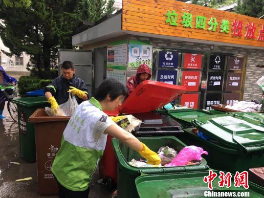 垃圾分类已经成为上海新时尚。 芊烨 摄