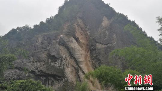 四川长宁发生4.8级地震龙头镇笔架山山体垮塌