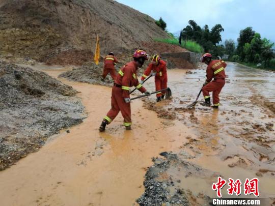 图为消防救援人员在进行救援。澜沧县消防大队供图