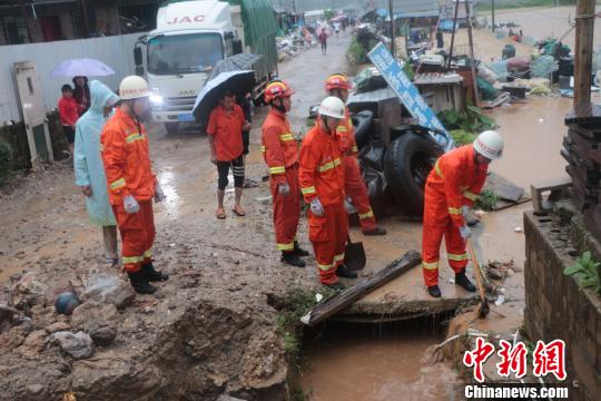 云南澜沧突降大暴雨致多地被淹人员被困消防及时救援