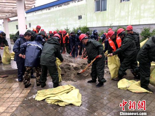 图为模拟抢险加固工作。青海省水土保持局