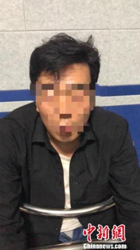 图为西宁市公安局城东公安分局民警抓获的犯罪嫌疑人陈某伟。城东公安分局供图