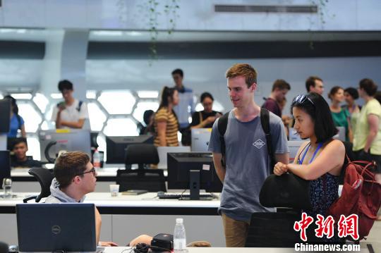 图为参加“未来科学家”夏令营的学生们在合肥科学岛与科研人员沟通交流。 张娅子 摄