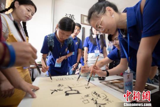 看东北虎吃锅包肉50多名华裔青少年在中国北疆“寻根”