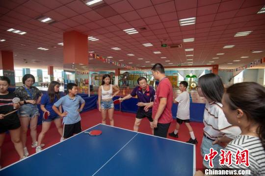 青少年们在学习中国“国球”乒乓球。供图