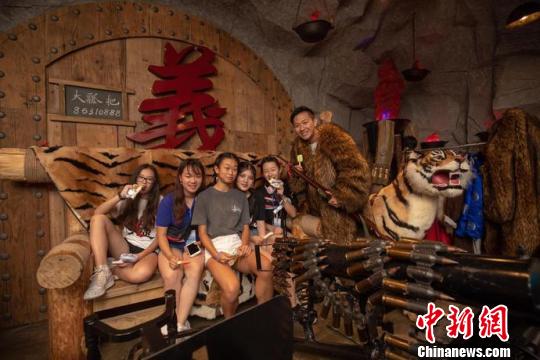 看东北虎。供图