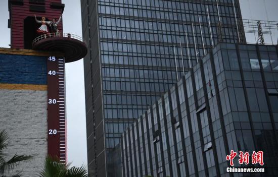 7��12�գ�������������䡱�������ƹ㳡�ϵľ����¶ȼ���ʾ��������Ϊ23�档�����������������¶�ƫ��ˬ��ͼΪ�����¶ȼ���ʾ��������Ϊ23�档 �³� ��