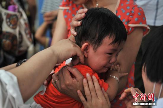 资料图:正在贴“三伏贴”的儿童。 中新社记者 任东 摄