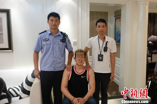 图为海关抓获涉案犯罪嫌疑人 南关宣 摄