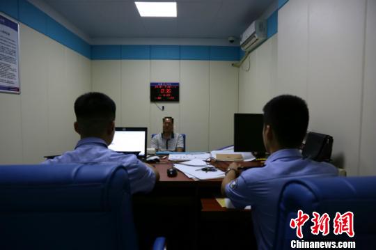 图为审讯犯罪嫌疑人 南关宣 摄