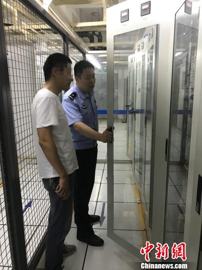 查扣服务器。警方供图