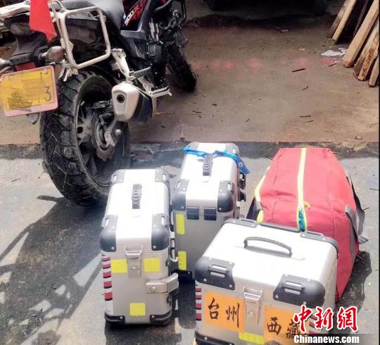 图为:张启初夫妇的随行箱子中装上了衣服、食物、氧气、工具以及药品等。受访者供图