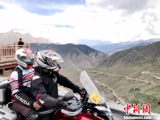 图为:位于八宿县境内的天路72拐是此次川藏线行程中最危险的路段。受访者供图