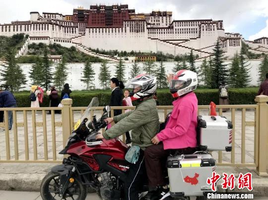 图为:张启初夫妇到达拉萨。受访者供图