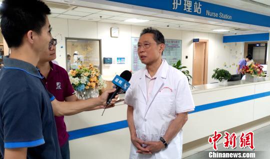 钟南山院士接受媒体记者采访。 杨伏山 摄