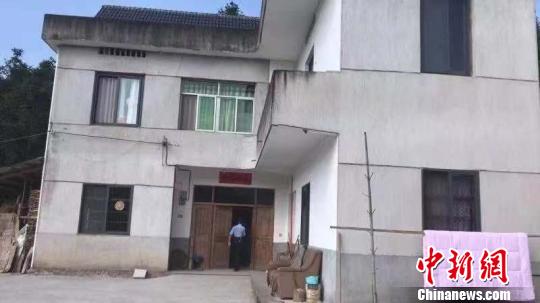 民警上门了解情况 云峰派出所供图 摄