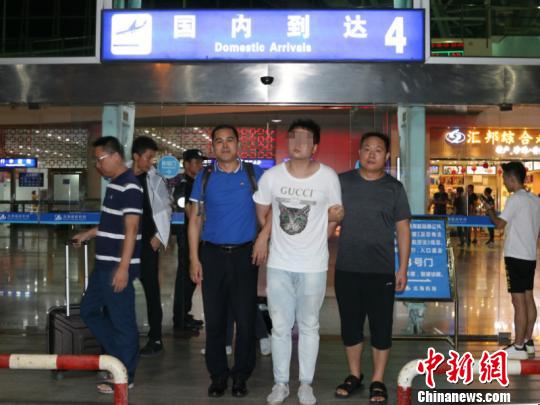 图为犯罪嫌疑人被抓获归案 北缉宣 摄