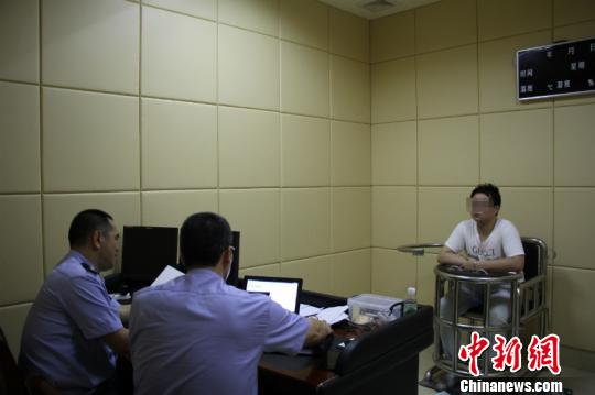 图为犯罪嫌疑人接受审讯 北缉宣 摄